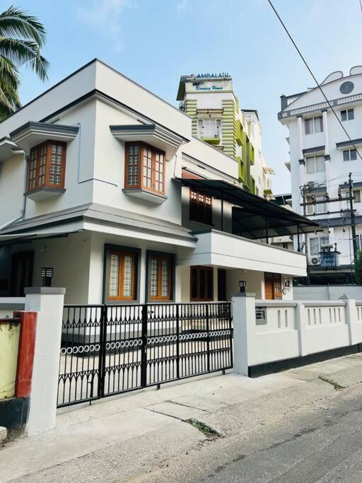 Home In Guruvayur-3 Bedroom ภายนอก รูปภาพ