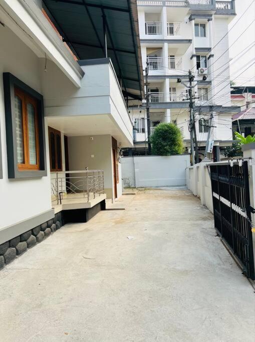 Home In Guruvayur-3 Bedroom ภายนอก รูปภาพ